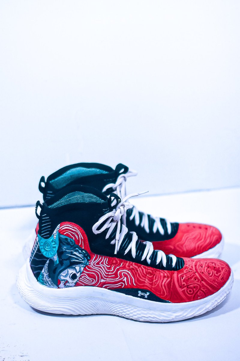 khalidahalu's tweet photo. Can’t get over this piece🤌🏼the details🔥🔥🔥 tell me what you see in the comments 😎
Can’t wait to get to next one.
#customisedtrainers #sneakers #sneakersinlagos #sneakerhead #sneakersgeneration2 #sneakerheat #customsneakers https://t.co/azek1PiVgf