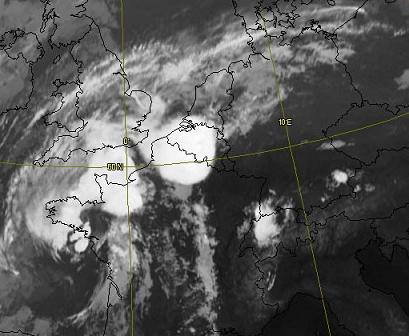 MeteoPedagogie's tweet photo. Une carte #meteo pour un souvenir... On vous propose un petit quizz. Postez en commentaires une carte (radar, satellite...) qui est associée à un grand événement météo que vous avez vécu. Je commence avec celle(s)-ci, datées du 22 août 2011 (1/4). https://t.co/bKqPriJtin
