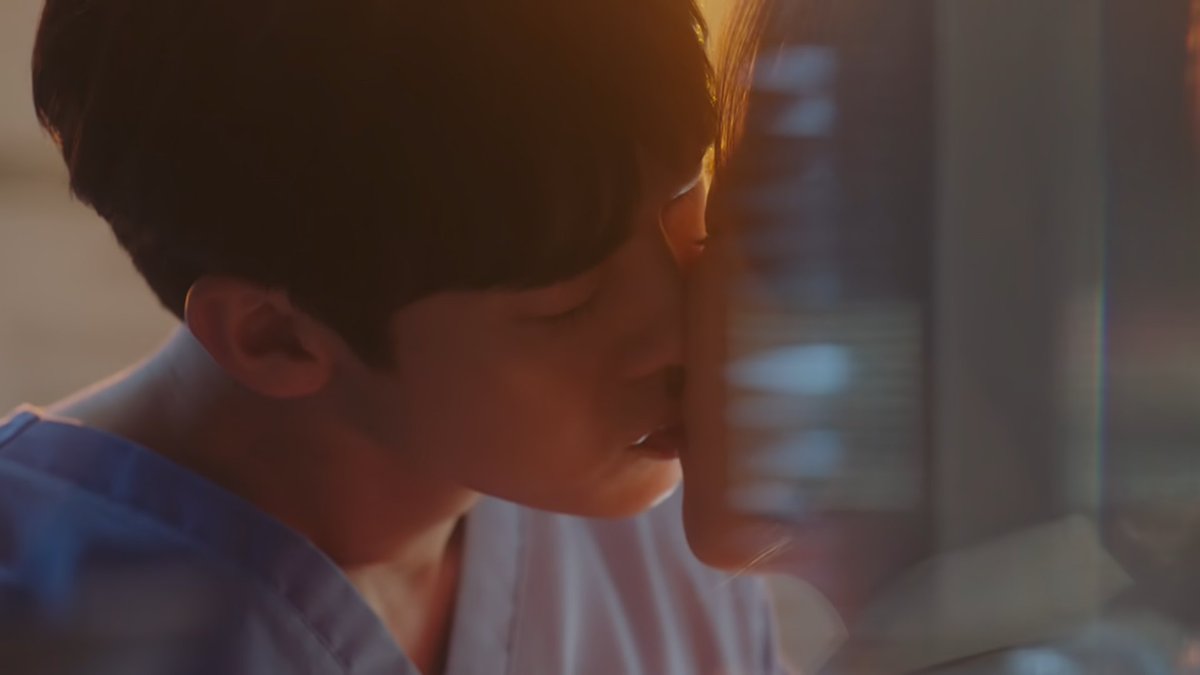 kdramajyn's tweet photo. "¿Qué crees que estás haciendo? ¿Te has vuelto loco?"

"¿Esta bien? ¿Está bien estar loco por ti?" 

BESO EN EL PRIMER CAPÍTULO 
#DrRomantic #DrRomanticEp1 https://t.co/Tbpy1CbeF4