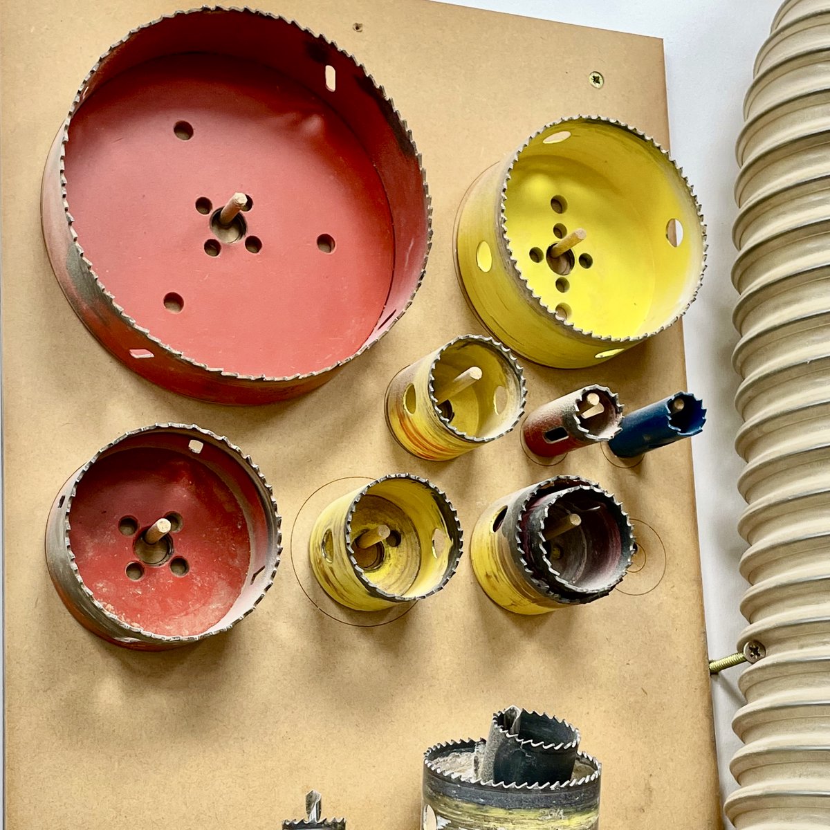 capitalmodels's tweet photo. Hole cutters ready for action. Busy working on 'confidential' projects.
#workshoplife #modelmaking #modelmakingskills #traditionaltools #blades #cutters #architecturalmodelmaking https://t.co/tJjZuwq3R0