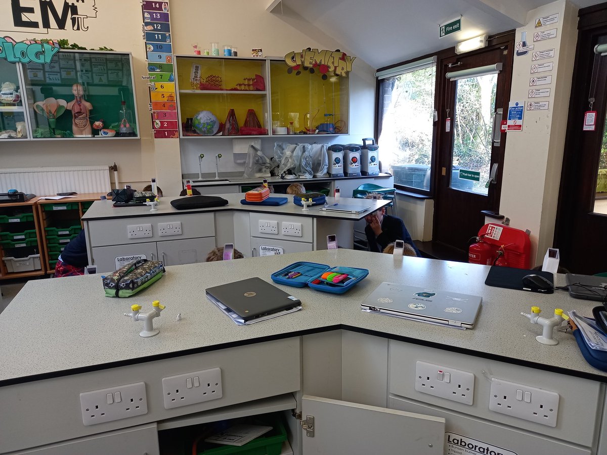OPSScience's tweet image. Where&apos;s my class gone!? We built periscopes in the first part of our lesson to show how light rays travel and &apos;connect&apos; images to our eyes. Then we tried to take our notes using them... much fun for #BSW2023 @OPS_OratoryPrep @STEMLearningUK