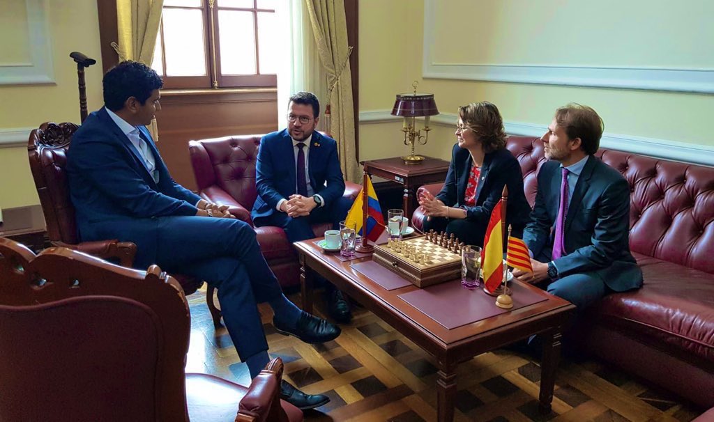 CarlesHeredia's tweet photo. Aquesta foto ho té tot.

Retrat sublim de la menudesa, l'autonomisme i la submissió. https://t.co/scgCd11BBM