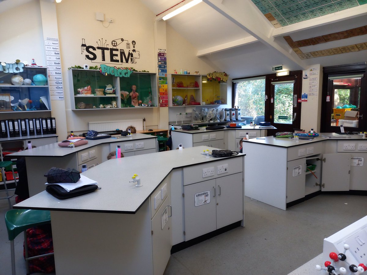 OPSScience's tweet image. Where&apos;s my class gone!? We built periscopes in the first part of our lesson to show how light rays travel and &apos;connect&apos; images to our eyes. Then we tried to take our notes using them... much fun for #BSW2023 @OPS_OratoryPrep @STEMLearningUK