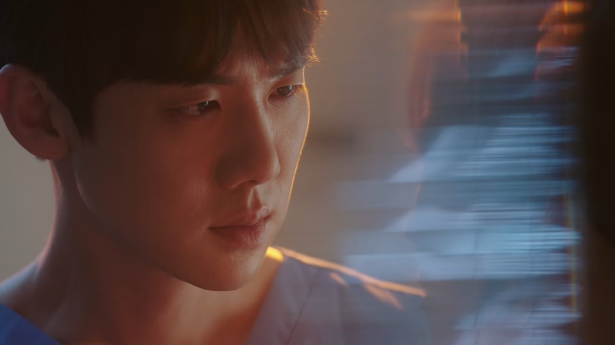kdramajyn's tweet photo. "¿Qué crees que estás haciendo? ¿Te has vuelto loco?"

"¿Esta bien? ¿Está bien estar loco por ti?" 

BESO EN EL PRIMER CAPÍTULO 
#DrRomantic #DrRomanticEp1 https://t.co/Tbpy1CbeF4