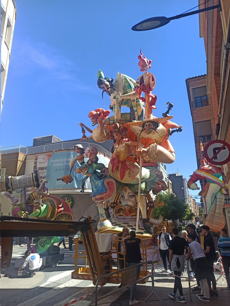 CorredorFalles's tweet photo. @fallacaminou va molt ràpida en la #Plantà #Falles2023 @JLF_Alzira els treballs de 🏗️pràcticament acabats, Toni Pérez supervisant juntes, encaix de peces secundaries, etc...#Plantà23 @agustipiera #RiberadelXúquer #Falles #Art #Alzira #EscolaRiberenca https://t.co/B6oqZhuDUK