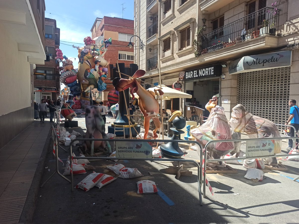 CorredorFalles's tweet photo. @fallacaminou va molt ràpida en la #Plantà #Falles2023 @JLF_Alzira els treballs de 🏗️pràcticament acabats, Toni Pérez supervisant juntes, encaix de peces secundaries, etc...#Plantà23 @agustipiera #RiberadelXúquer #Falles #Art #Alzira #EscolaRiberenca https://t.co/B6oqZhuDUK