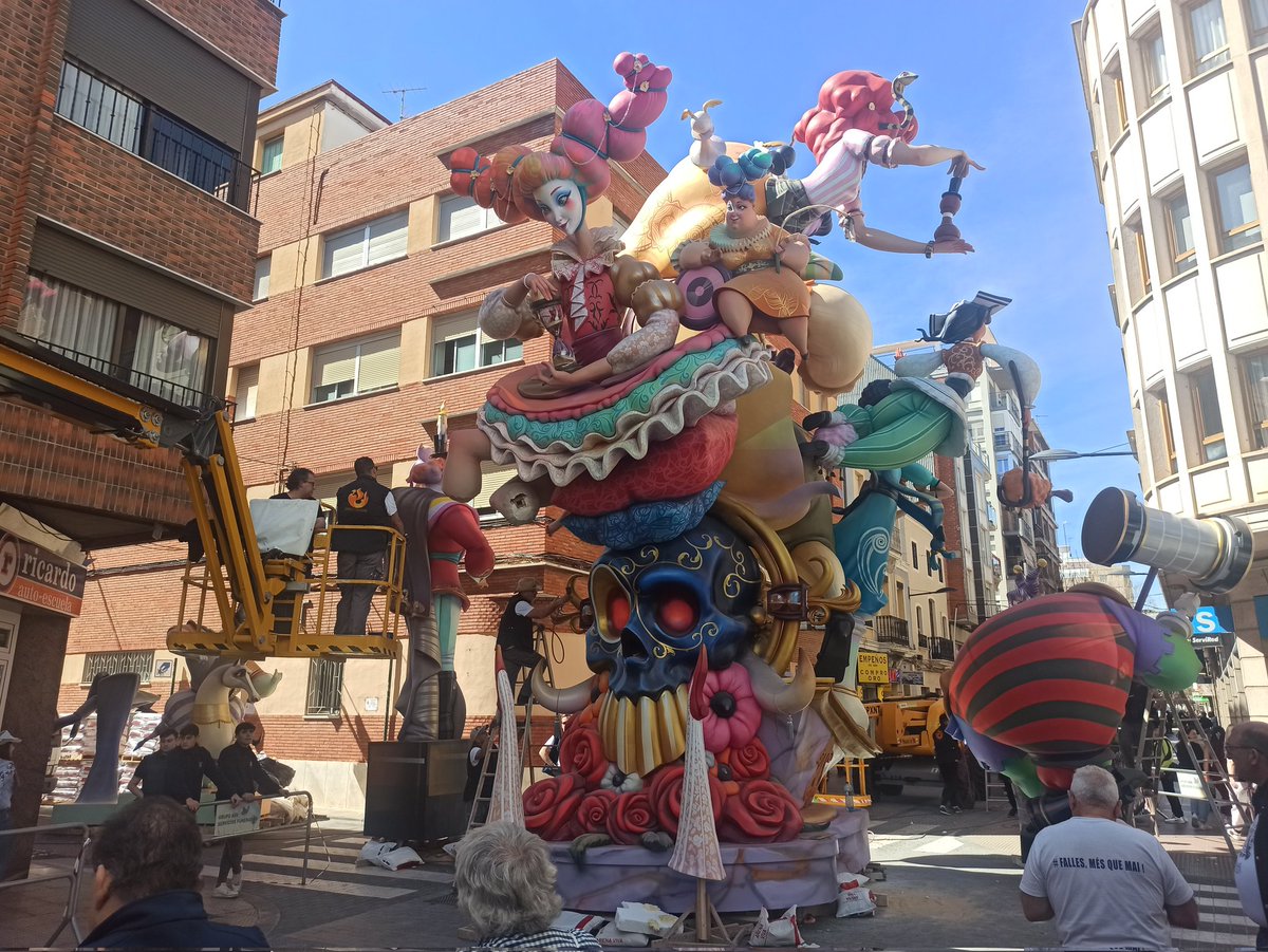 CorredorFalles's tweet photo. @fallacaminou va molt ràpida en la #Plantà #Falles2023 @JLF_Alzira els treballs de 🏗️pràcticament acabats, Toni Pérez supervisant juntes, encaix de peces secundaries, etc...#Plantà23 @agustipiera #RiberadelXúquer #Falles #Art #Alzira #EscolaRiberenca https://t.co/B6oqZhuDUK