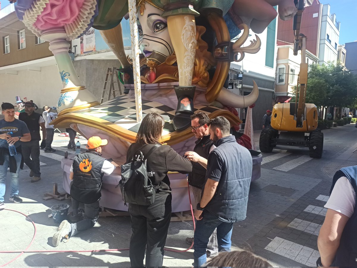 CorredorFalles's tweet photo. @fallacaminou va molt ràpida en la #Plantà #Falles2023 @JLF_Alzira els treballs de 🏗️pràcticament acabats, Toni Pérez supervisant juntes, encaix de peces secundaries, etc...#Plantà23 @agustipiera #RiberadelXúquer #Falles #Art #Alzira #EscolaRiberenca https://t.co/B6oqZhuDUK