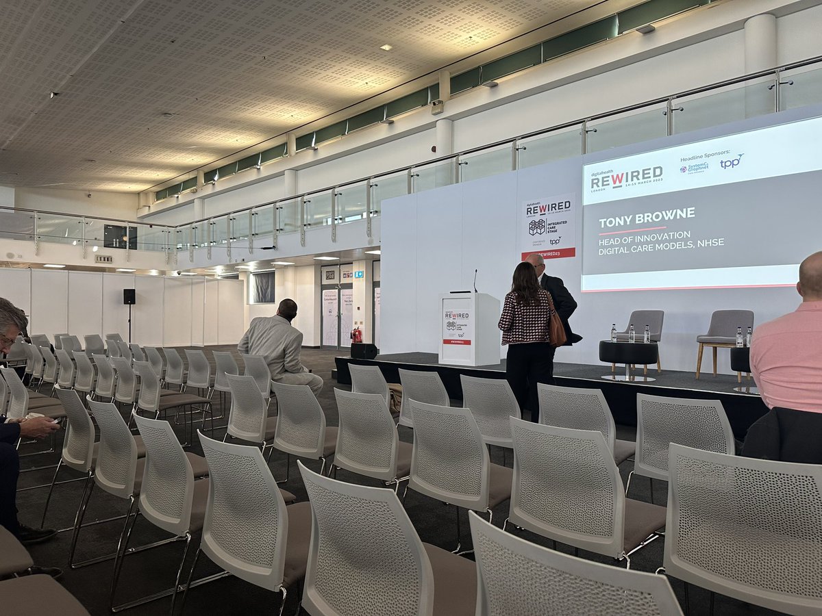 KPayneDorset's tweet photo. This is the stage the Nursing Summit needs for #rewired next year. Very big and currently 4 minutes before a session pretty empty! Nurses, midwives and AHP’s would have filled this https://t.co/wR4rF566cw