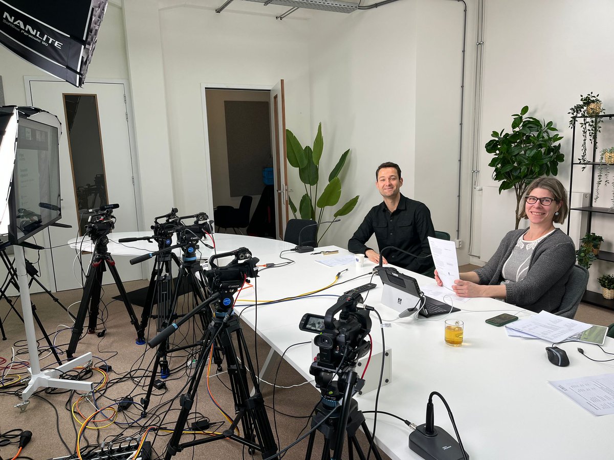 SandervanAlphen's tweet photo. Wat is de rol van de provinciale steunpunten en hoe geeft @SteunpuntNH invulling aan haar basistaken? Vanochtend waren Hilde van Werven en ik live vanuit de studio van de @ErfgoedAc tijdens het webinar gemeentelijk erfgoedbeleid. https://t.co/OgP9oxsLPa