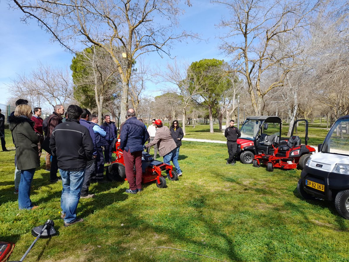 alvac's tweet photo. Hoy hemos compartido en nuestro servicio de #Parla, con técnicos de diversas empresas y ayuntamientos, los nuevos modelos de maquinaria y vehículos eléctricos marca TORO , gracias a la colaboración de #RIVERSA y del @AytoParla https://t.co/B2yfcFThxd