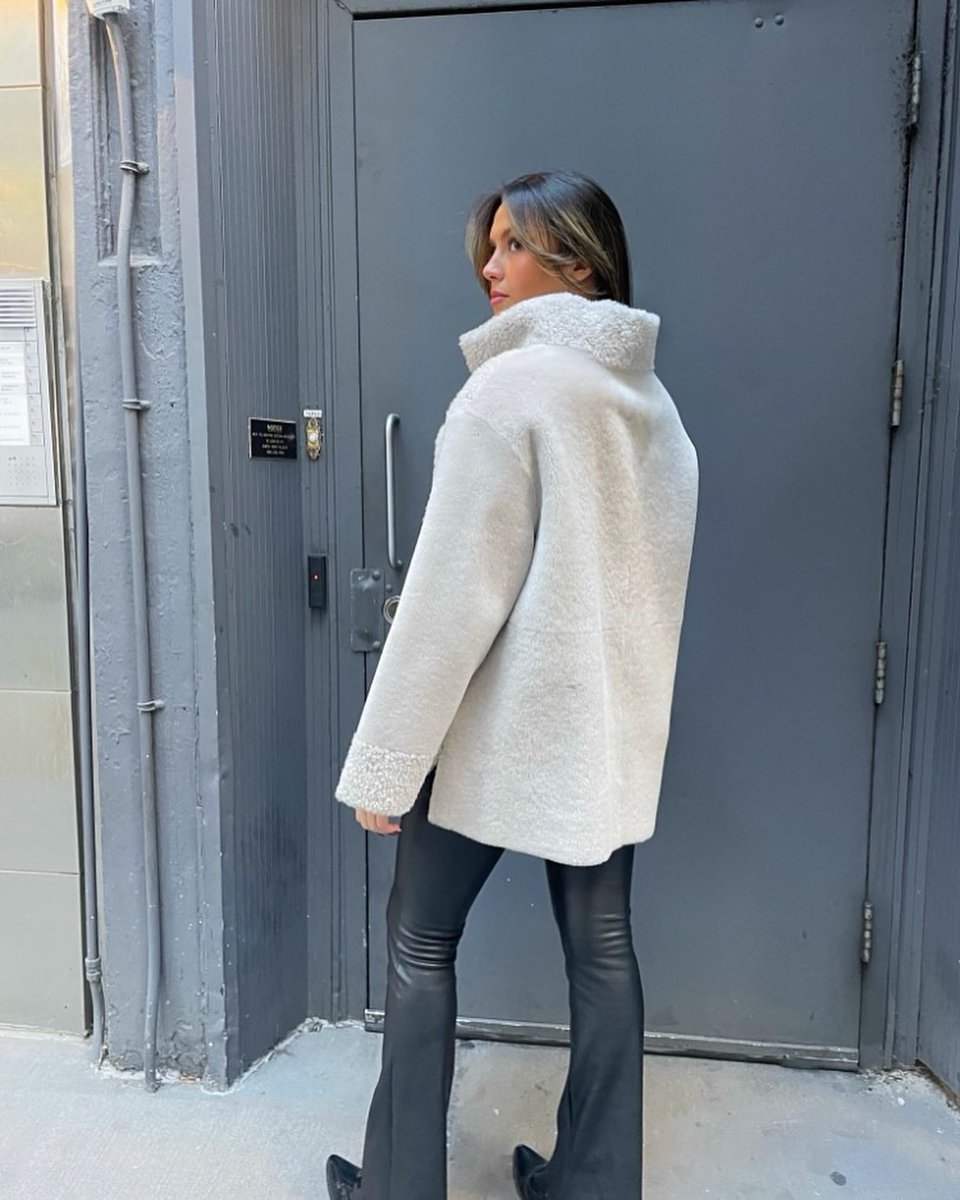 madavefurs's tweet image. madison ave furs
a jacket that can do both 👀
•
•
Dm for deets on this reversible cream Italian shearling🤍❄️ #shearlingjacket #creams #reversible #duplicity #nycfashion #oldmoneyaesthetic #winterfashion #cozy