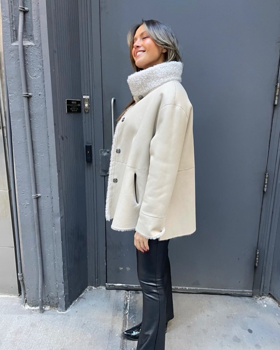 madavefurs's tweet image. madison ave furs
a jacket that can do both 👀
•
•
Dm for deets on this reversible cream Italian shearling🤍❄️ #shearlingjacket #creams #reversible #duplicity #nycfashion #oldmoneyaesthetic #winterfashion #cozy