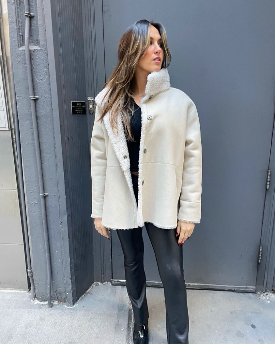 madavefurs's tweet image. madison ave furs
a jacket that can do both 👀
•
•
Dm for deets on this reversible cream Italian shearling🤍❄️ #shearlingjacket #creams #reversible #duplicity #nycfashion #oldmoneyaesthetic #winterfashion #cozy