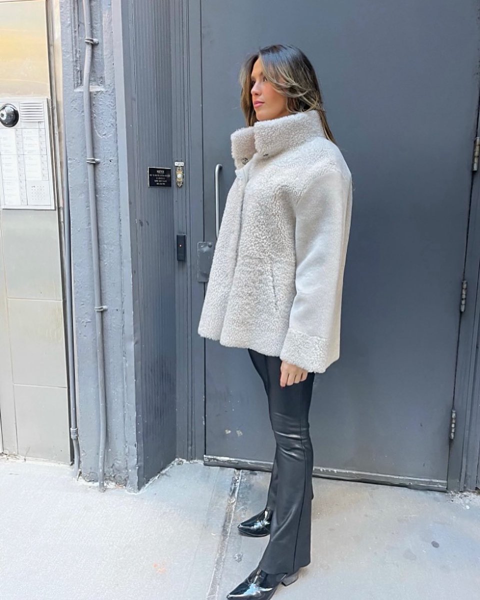 madavefurs's tweet image. madison ave furs
a jacket that can do both 👀
•
•
Dm for deets on this reversible cream Italian shearling🤍❄️ #shearlingjacket #creams #reversible #duplicity #nycfashion #oldmoneyaesthetic #winterfashion #cozy