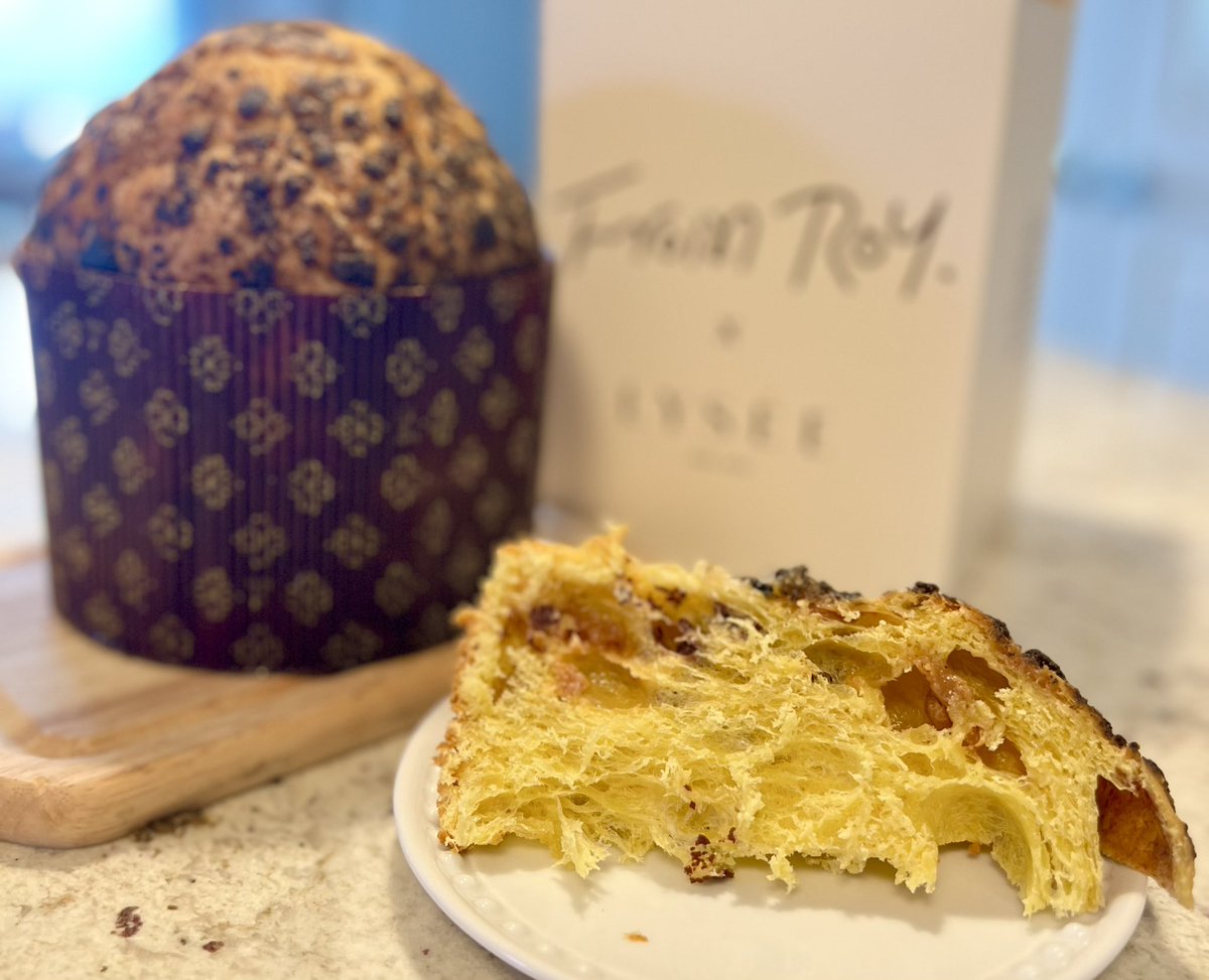 Konatonene's tweet photo. 東京Elioのパネトーネを初めて食べてからハマって色々食べまくっているがこれまた全然今までとは違うパネトーネに出会った
ゆずっぽいシトラスや黒胡麻を感じる
Royさんのも相当美味しい
今回のコラボは本家よりもリーズナブルだった🥹
#lysee #fromroy #panettone https://t.co/Vh3P88s627