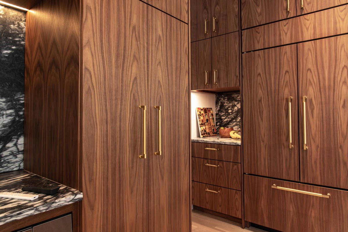 Bloomfield_Orig's tweet photo. Beautiful grain matched walnut to raise your spirits on this gloomy Tuesday morning! #bloomfieldoriginals #customcabinetry #customcabinets #kitchendesign #kitchen #Richelieu #richelieudrawerslides #modern #modernkitchen #classic #classickitchen #custom #custommade #design https://t.co/5r8tIgn4ou