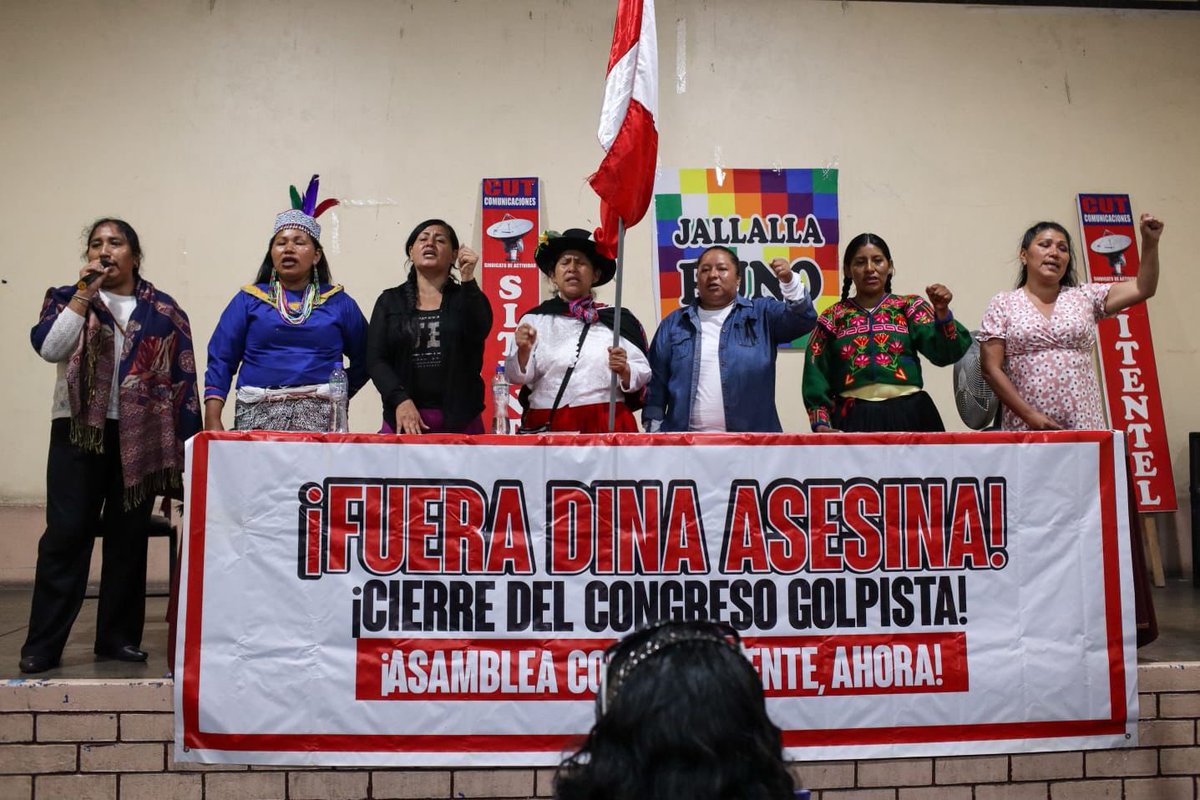 mxcperu's tweet photo. Las mujeres del Perú siguen en lucha por democracia y dignidad, contra un gobierno ilegítimo que dispara contra su pueblo, encarcela luchadoras y entrega nuestros recursos. Fue muy importante escuchar a las protagonistas. Juntas somos más fuertes! #DinaAsesinaRenunciaYa https://t.co/DMdPc9Mj42