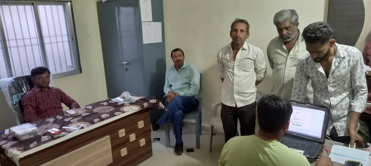 આજે ગારીયાધાર તાલુકાના તલાટી કમ મંત્રીશ્રીઓ દ્વારા વધુમાવધુ ઇશ્રમ કાર્ડ નિકળે એ માટે અનેક ગ્રામ પંચાયતો ખાતે રાત્રી કેમ્પ કરવામા આવેલ છેનો ખુબ બહોળા પ્રમાણ મા લાભાર્થીઓ લાભ લીધેલ. શ્રમીકોના લાભ માટેની આ મુહીમ આગળ પણ ચાલુ રહેશે
<a href="/bhupendrapatel/">bhupendrapatel</a>
<a href="/cmoguj/">CMO Gujarat</a>
<a href="/Collectorbhav/">Collector & District Magistrate Bhavnagar</a>
<a href="/ddobhavnagar/">DDO BHAVNAGAR</a>