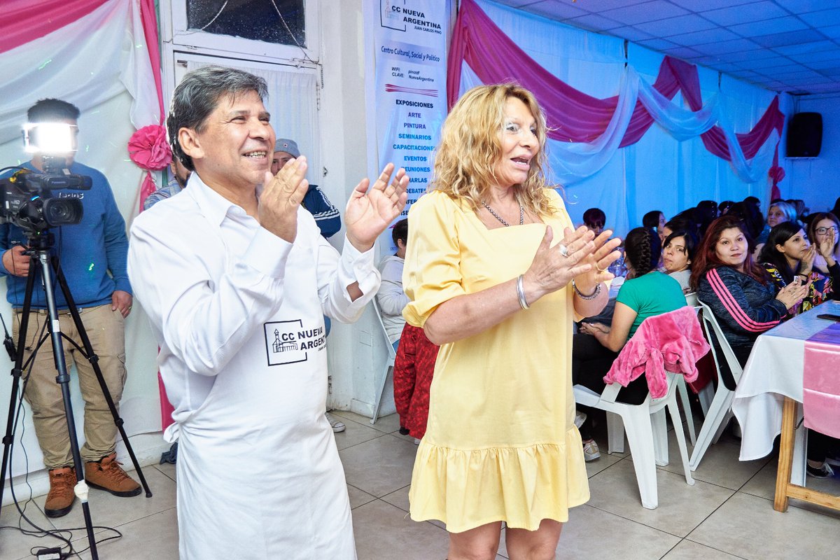 Pino_Ush's tweet photo. Este lunes,  en el Centro Cultural “Nueva Argentina”, junto a Cristina López, realizamos la quinta cena  para agasajar a las vecinas de Ushuaia en el marco del Mes de la Mujer. 
#ushuaia #mujeres #8M #equidad #jcpino #cristinalopez #pino2023 #mujeresccna https://t.co/BiHkY2ayDZ