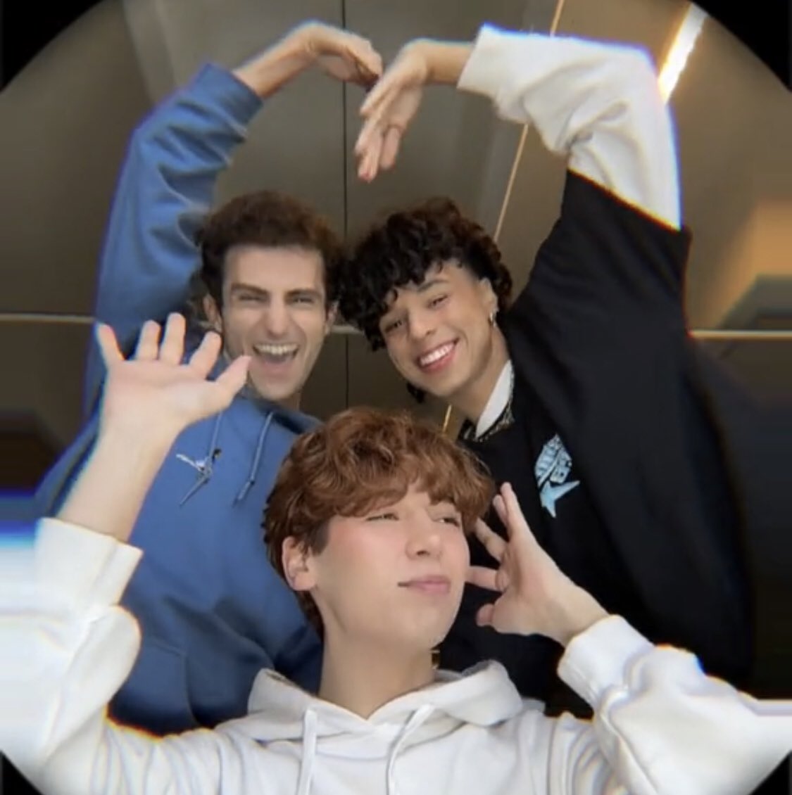 kthvnews's tweet photo. Influencers Mario Selman, Larray &amp; Issa posted a Tiktok where Taehyung was featured. https://t.co/RkX4e2sJMN