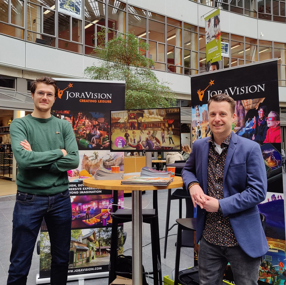 JoraVision's tweet image. HELLO YOUNG TALENT! 👋👋👋
Today our colleagues Sidney Wedding and Harm Anneveldt are present at the jobs fair of de De Haagse Hogeschool / The Hague University of Applied Sciences Hogenschool. Ambition to become a theme park designer? Make sure to meet them!