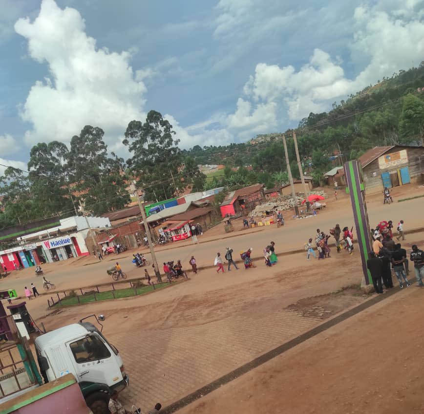 kiro_merveilles's tweet photo. Nord-Kivu: déplacements massifs des populations de #Maboya et #Mabuku sur l’axe Beni-Butembo (54km). Elles affluent sur Butembo. Elles disent fuir l'activiste des ADF. Des massacres sont en cours et d'autres  programmés, alertent la société civile de la place.
@GeorgesKisando https://t.co/OS43osCNNW