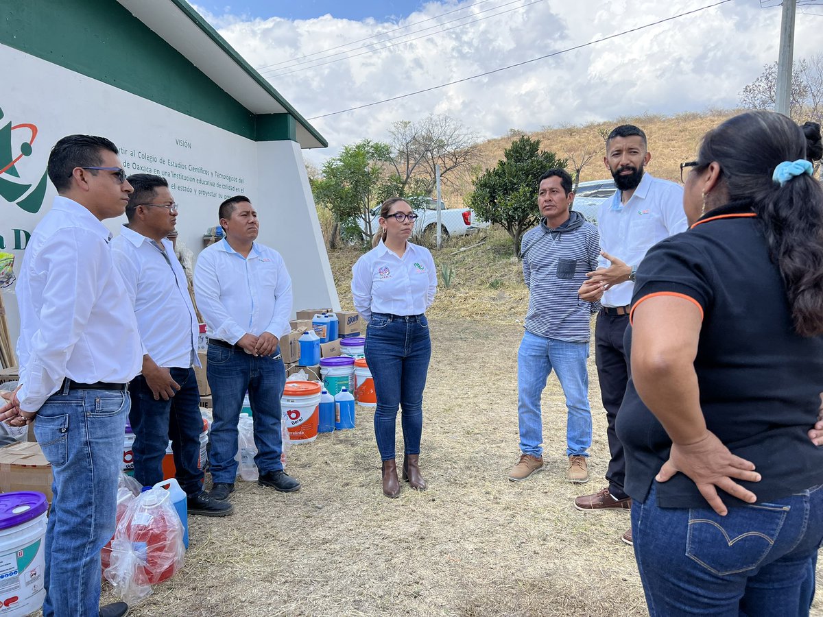 Desde el #EMSaD 56 en Santa María Sola, el día de ayer hicimos entrega de material e insumos a 6 centros educativos de la región de la #SierraSur y #VallesCentrales. Durante mi visita reiteré a la #ComunidadCECyTEO el compromiso de seguir resolviendo cada una de sus necesidades.