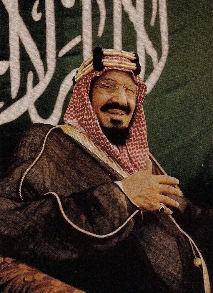 📌
من صور حرص #الملك_عبدالعزيز على التوحيد ومحاربة البدع:

في إحدى زيارات الملك للخرج عام ١٩٤٤، دخل عليه شاعر فلما شرع بقصيدته قائلا:
(أنت آمالنا وفيك الرجاء) 
فصاح الملك: تخسا ❗️
ثم التفت إلى الشيخ حمد الجاسر وقد كان حاضرا فقال له: 
خذه علمه التوحيد يا ابن جاسر
🔽