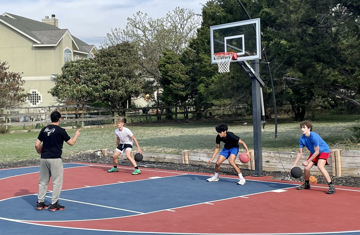 bethoid's tweet photo. @IAlex2025 and Boerne boys putting in the extra work during spring break.  #basketballgrind #weightedball @CoachW40 @CoachLira20 https://t.co/ZjdDeakDVi