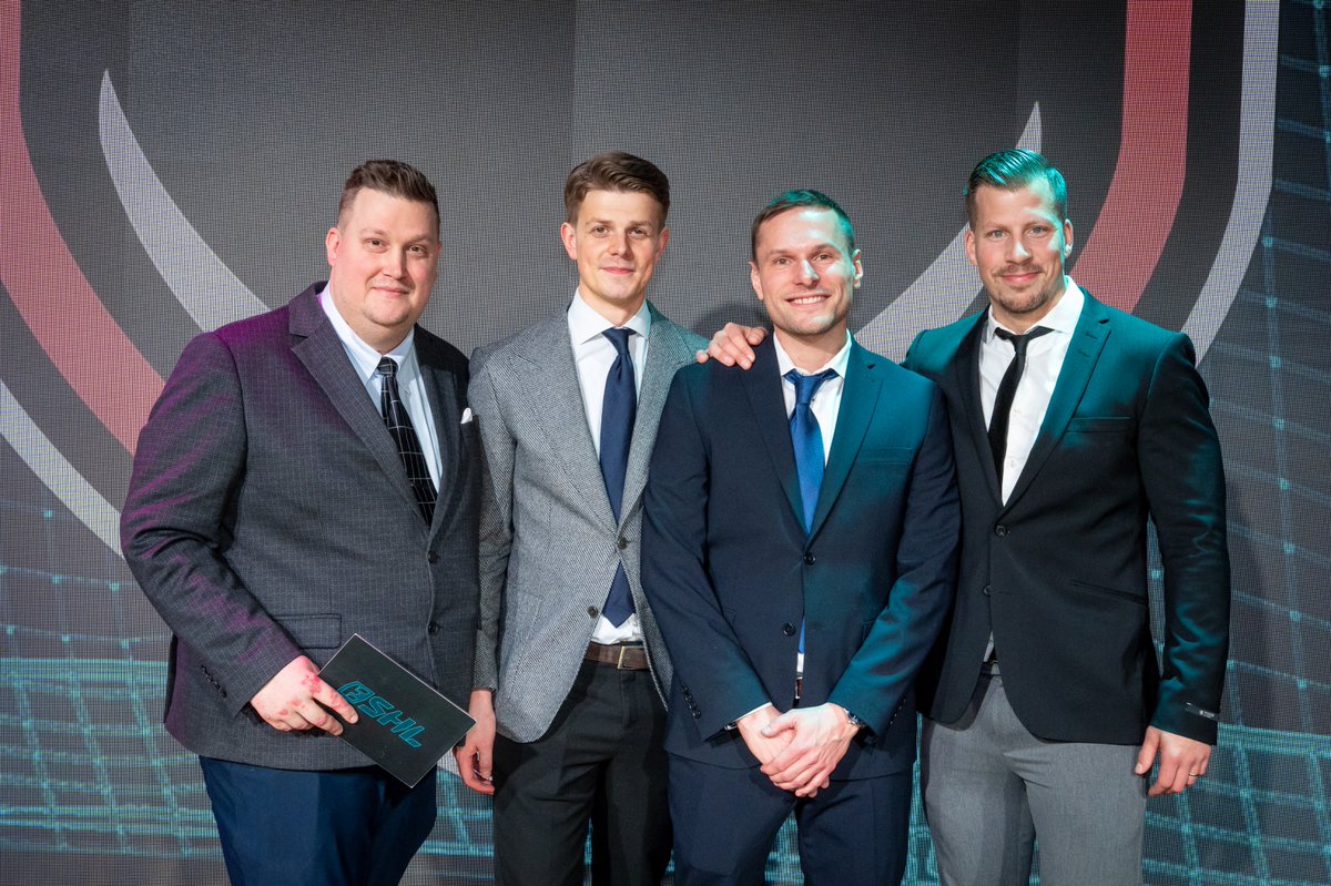 Ett stort tack till det här gänget med <a href="/Mackan_M/">Marcus Magnusson</a>, <a href="/Lehmannens/">Johan Lehmann</a>, <a href="/Esdor15/">Adam Ericson 🇺🇦</a> och <a href="/JAEGARNS/">Fredrik "JAEGARN" Kempf🇺🇦❤️</a> som guidade oss alla genom finalen av eSHL Säsong 4! 🎙️👌

#eSHLse #NHL23