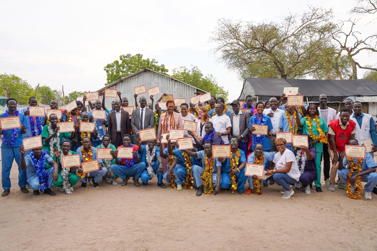 8⃣8⃣ nurses &amp; nurse aides in #Lankien, #Jonglei State, South Sudan🇸🇸 have graduated from the <a href="/MSF/">MSF International</a> Academy for Healthcare programme after 2 years of study &amp; clinical training, and will provide quality essential medical care to local communities at #MSF hospital in Lankien.
1/4