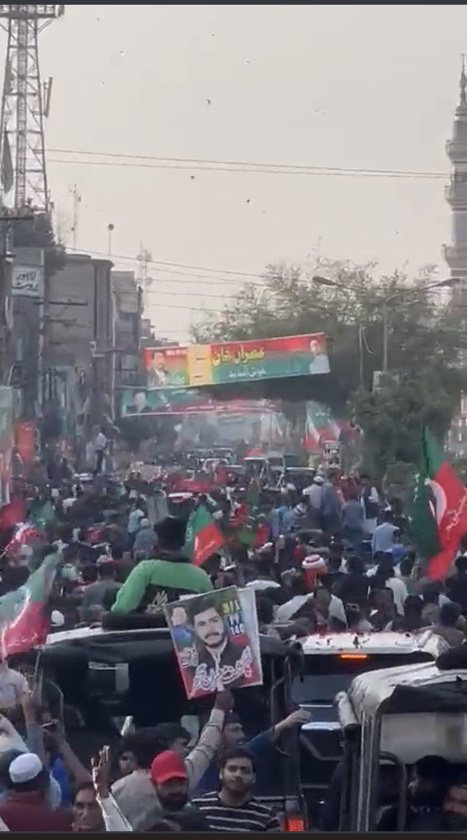 awais265's tweet photo. سالوں آپس میں ہی لڑتے  مرتے رہ جاؤ گے ، کوئی رخم کرو اس ملک پر ، ہمسایوں سے ہی کچھ سیکھ لو ، کوئی شرم کرو ۔ https://t.co/nqe5WQBoM3