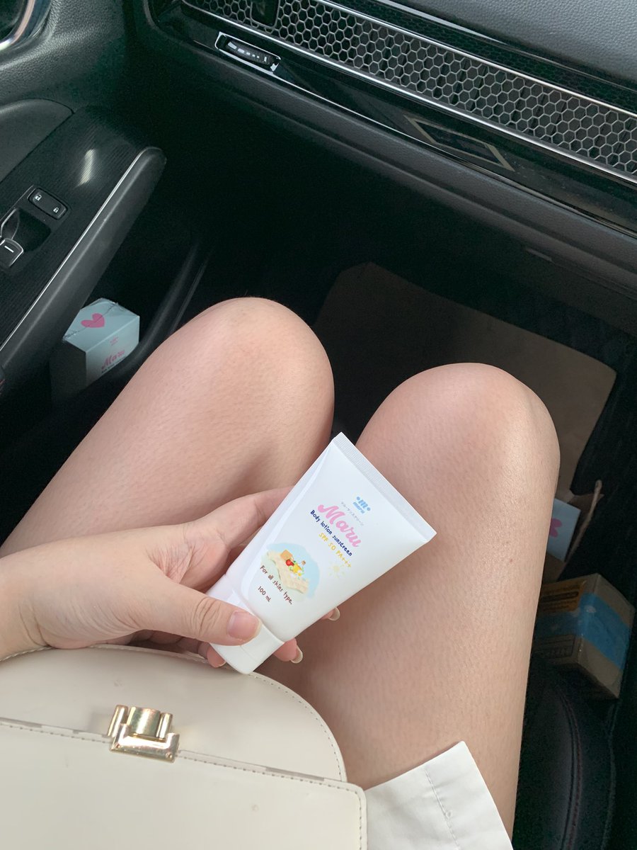 แกเคยโดนตกเป็นทาสการตลาดเพราะแพ็คเกจปะ คือน่ารักมาก ถ้าไม่บอกว่าเป็นกันแดดก็คือไม่รู้นึกว่าเจลล้างมือ พอลองใช้เห้ยย มันดีกว่าที่คิด กลิ่นหอมสดชื่น ฟีลทาแล้วเย็นๆ ผิว ทำได้ไง ? งงนะ 

#ไว้รีวิวห้ามขายของโว้ย