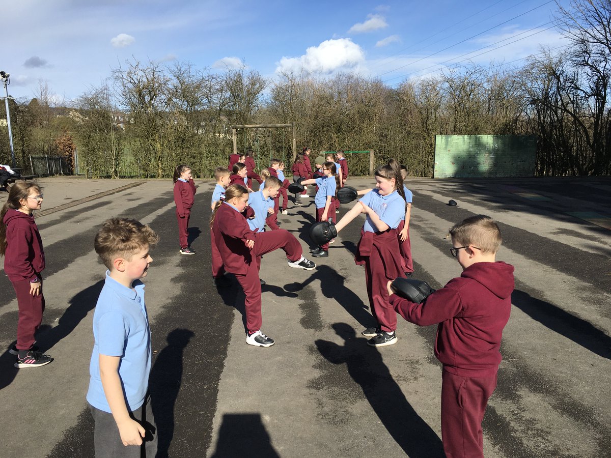 MrNicklinBHPS's tweet photo. #year4BHPS outside in the sunshine this afternoon with @carlbettytkd 😎⛅️🥋 @BeaufortHillPri https://t.co/tvBO0gnbN5