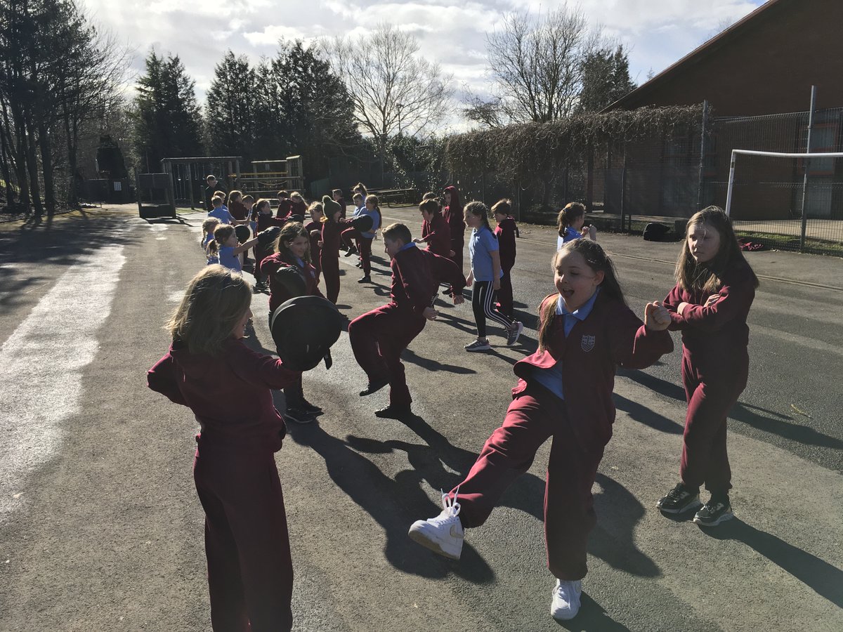 MrNicklinBHPS's tweet photo. #year4BHPS outside in the sunshine this afternoon with @carlbettytkd 😎⛅️🥋 @BeaufortHillPri https://t.co/tvBO0gnbN5