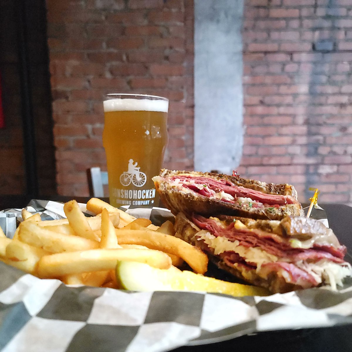RecRoomPVille's tweet photo. The Top Spin Rueben - sliced corned beef, swiss cheese, apple braised sauerkraut, roasted tomato chipotle aioli, on grilled marple rye ➕ side of sea salt fries ➕ a crisp and refreshing local beer 🙌 

Open today 4-10pm https://t.co/CpmZvYmST3