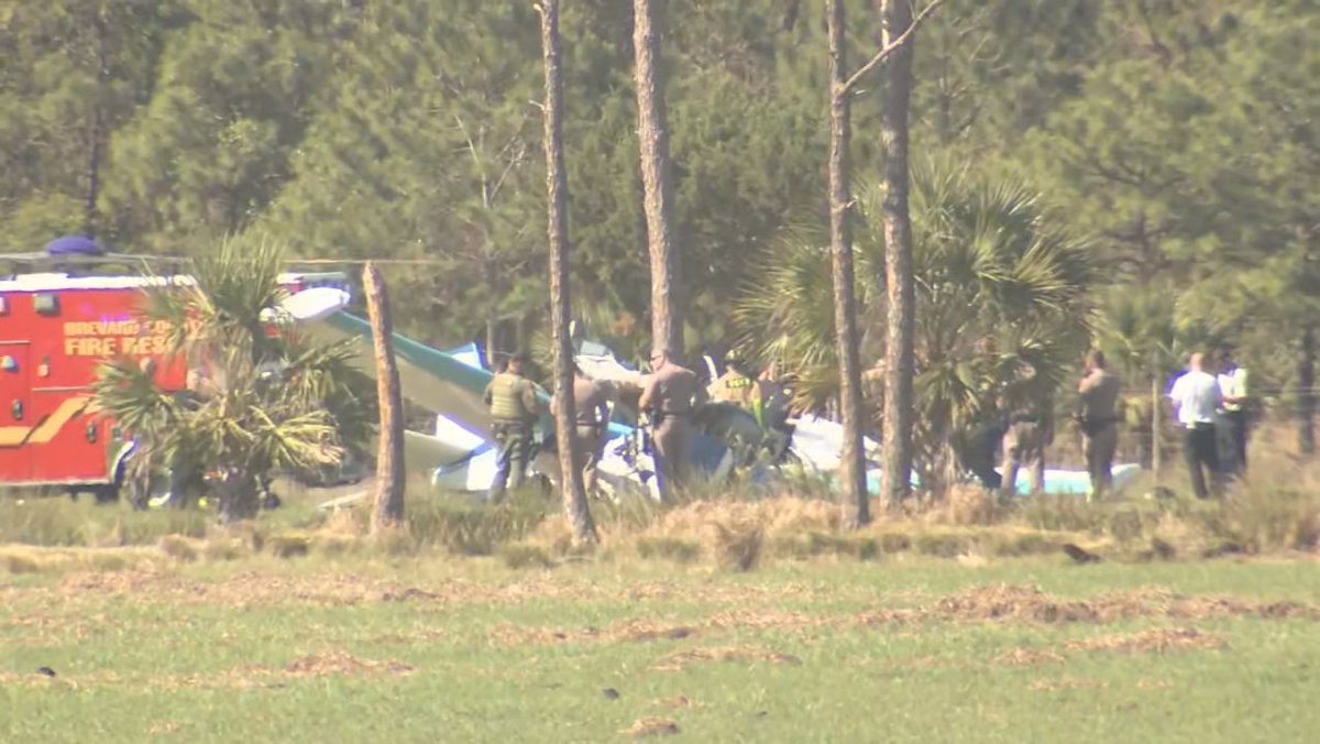 JasonKelly407's tweet image. #BREAKING: Pilot hospitalized after plane crashes into tree in #Mims pasture. DETAILS &amp;gt;&amp;gt;&amp;gt; at.wftv.com/42epOg4 #wftv