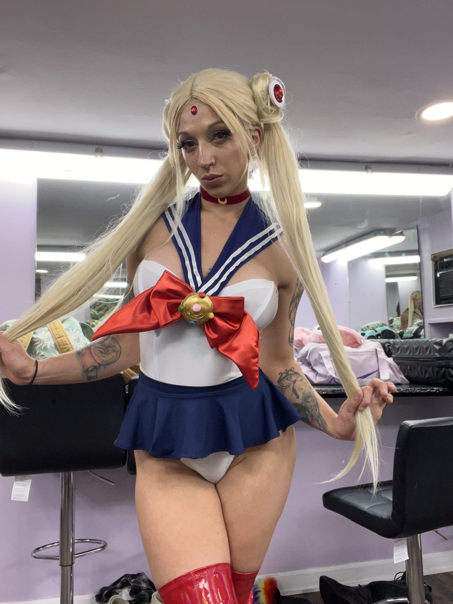 Jillinanz's tweet photo. I gave my two weeks today which means I’ll be focusing on new streams, content and cosplays! Lots planned for April 💕 https://t.co/RWxGSsWQpb