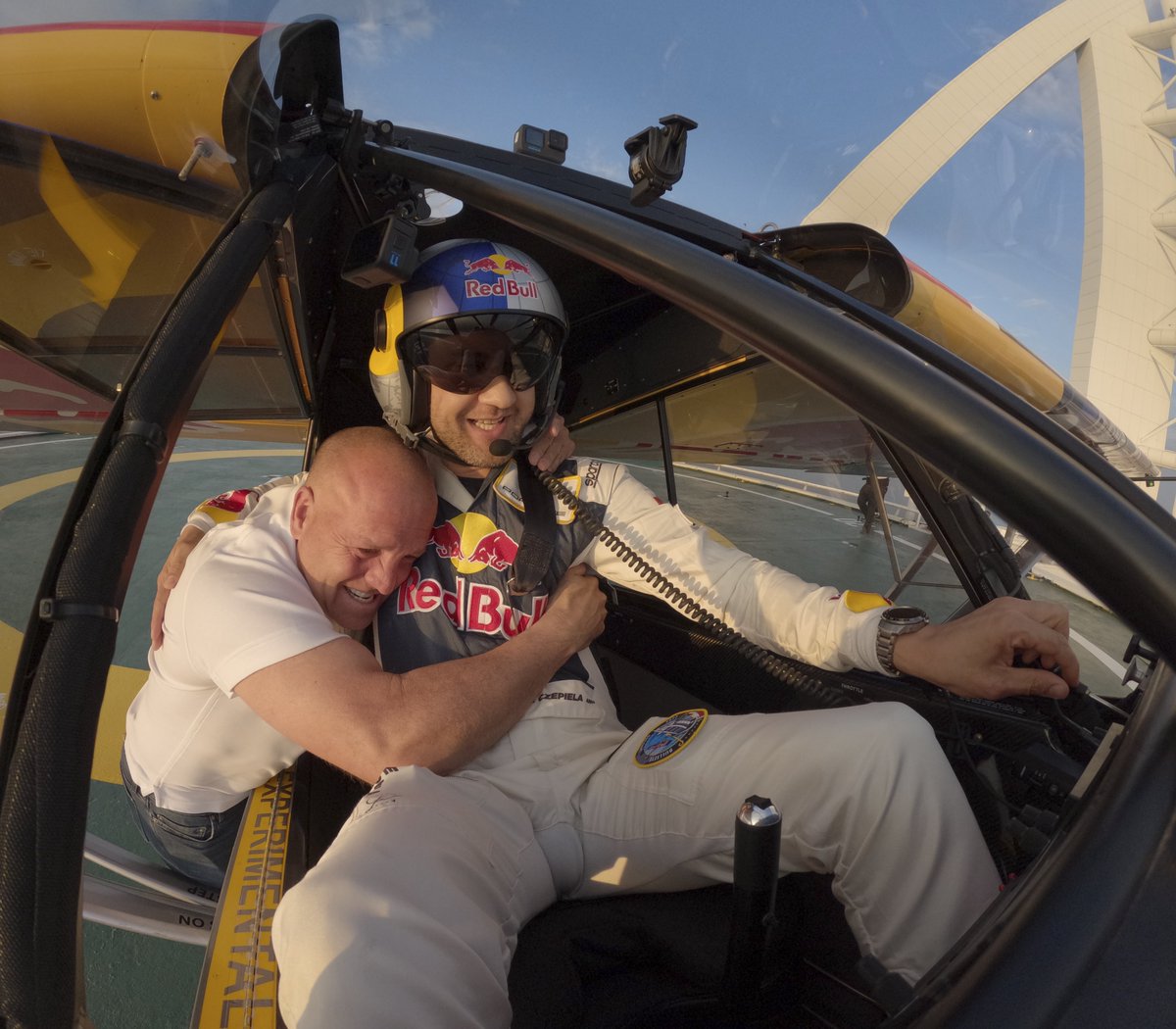 NivelDVuelo's tweet photo. El avión, un #CarbonCub, un viejo conocido de los #Bushpilots 🏔️
Este avión es capaz de despegar y aterrizar en muy poca distancia, pero no lo suficiente para este reto.
El equipo de @cubcrafters, liderados por el conocido youtuber Mike Patey se puso manos a la obra:
“Al principio, el principal reto fue reducir el peso. Cualquier masa en movimiento quiere seguir rodando y si no podíamos pararlo, Lule se hubiera despeñado por el otro lado del edificio” - Añadía Patey poco después de las celebraciones iniciales 🎉