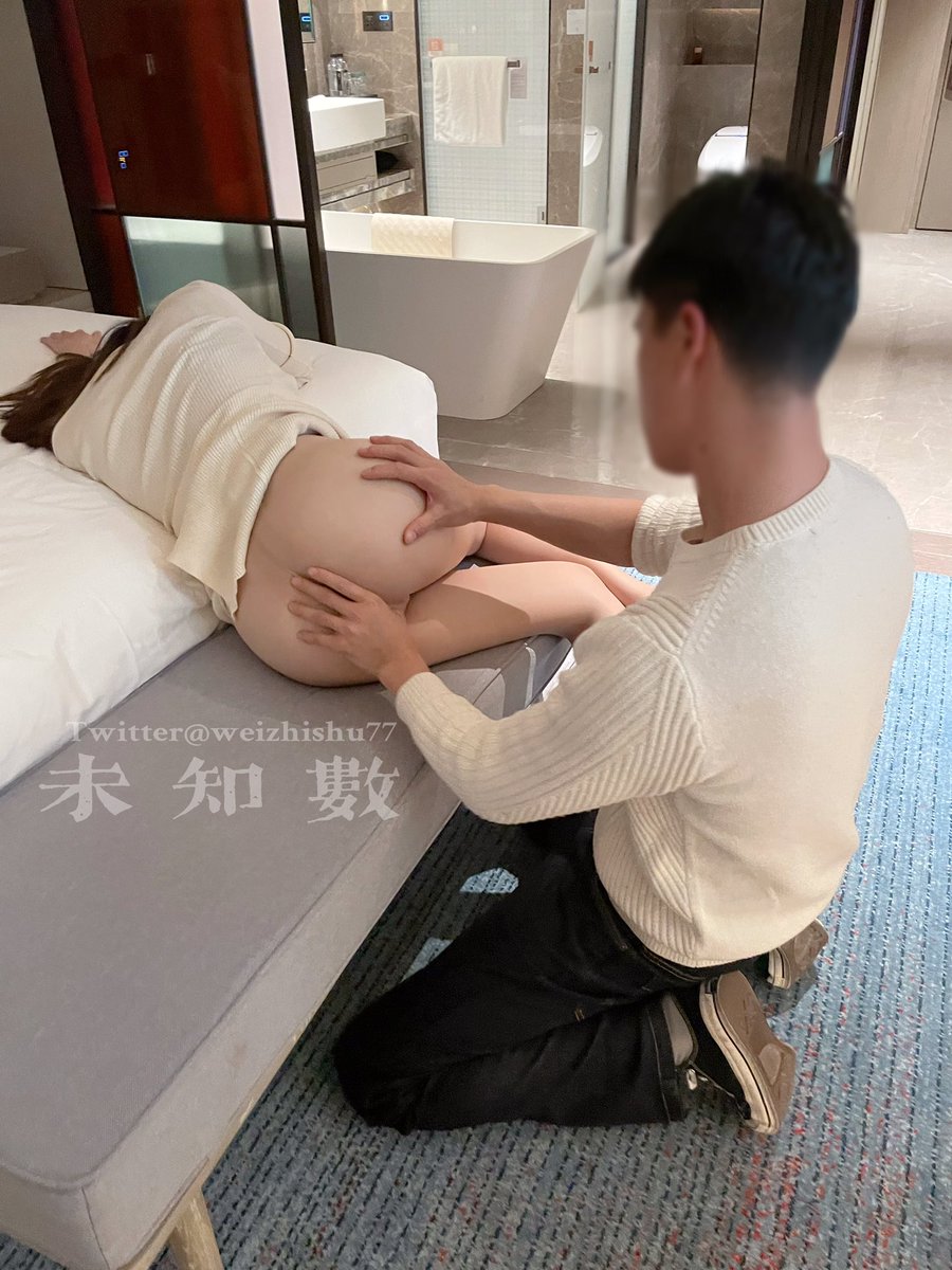 weizhishu77's tweet photo. 知道要见单男，知道单男喜欢丝袜，特地穿了无���丝袜。

见面的时候，让单男猜猜里面穿了啥，说了几个答案都不对，最后直接掀起来，直呼惊喜，接着就被扑倒到床上，隔着丝袜揉起小穴…… https://t.co/dLWSKMUrpG