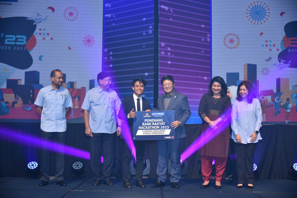 LamanEwon's tweet photo. Menyempurnakan perasmian Bank Rakyat Technology Week 2023. Bank Rakyat turut melancarkan 3 inisiatif digital baharu iaitu QR Pay, E-Lelong Ar-Rahnu dan penukaran mata ganjaran Kad Kredit-i Bank Rakyat dengan AirAsia Rewards. 
#TerusKerjaKeras 
#TerusCemerlang 
#KUSKOP 
#KitaBoleh https://t.co/Ej4YtAwCOk