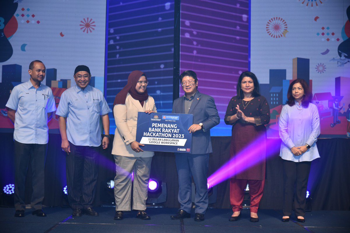 Menyempurnakan perasmian Bank Rakyat Technology Week 2023. Bank Rakyat turut melancarkan 3 inisiatif digital baharu iaitu QR Pay, E-Lelong Ar-Rahnu dan penukaran mata ganjaran Kad Kredit-i Bank Rakyat dengan AirAsia Rewards. 
#TerusKerjaKeras 
#TerusCemerlang 
#KUSKOP 
#KitaBoleh