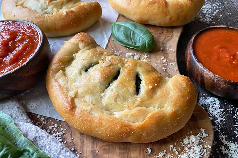 FoodalBlog's tweet image. Spinach Ricotta Calzones are fun to make for a party as a vegetarian option! 🍃 &amp;gt;&amp;gt;&amp;gt; foodal.com/recipes/comfor… #calzone #pizzadough