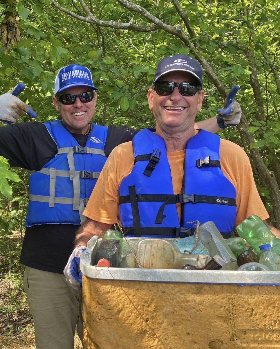 🗑️♻️🌅🎣Throwback to the successful <a href="/bassmaster/">Bassmaster</a> Conservation Cleanup Challenge sponsored by #YamahaRightwaters &amp; <a href="/AftcoFishing/">AFTCO</a> on Pickwick Lake! <a href="/TnRvrBeautiful/">TNRiverBeautiful</a> &amp; an incredible team of 18 volunteers hauled away a massive amount of debris to make an impact on the fishery health.
