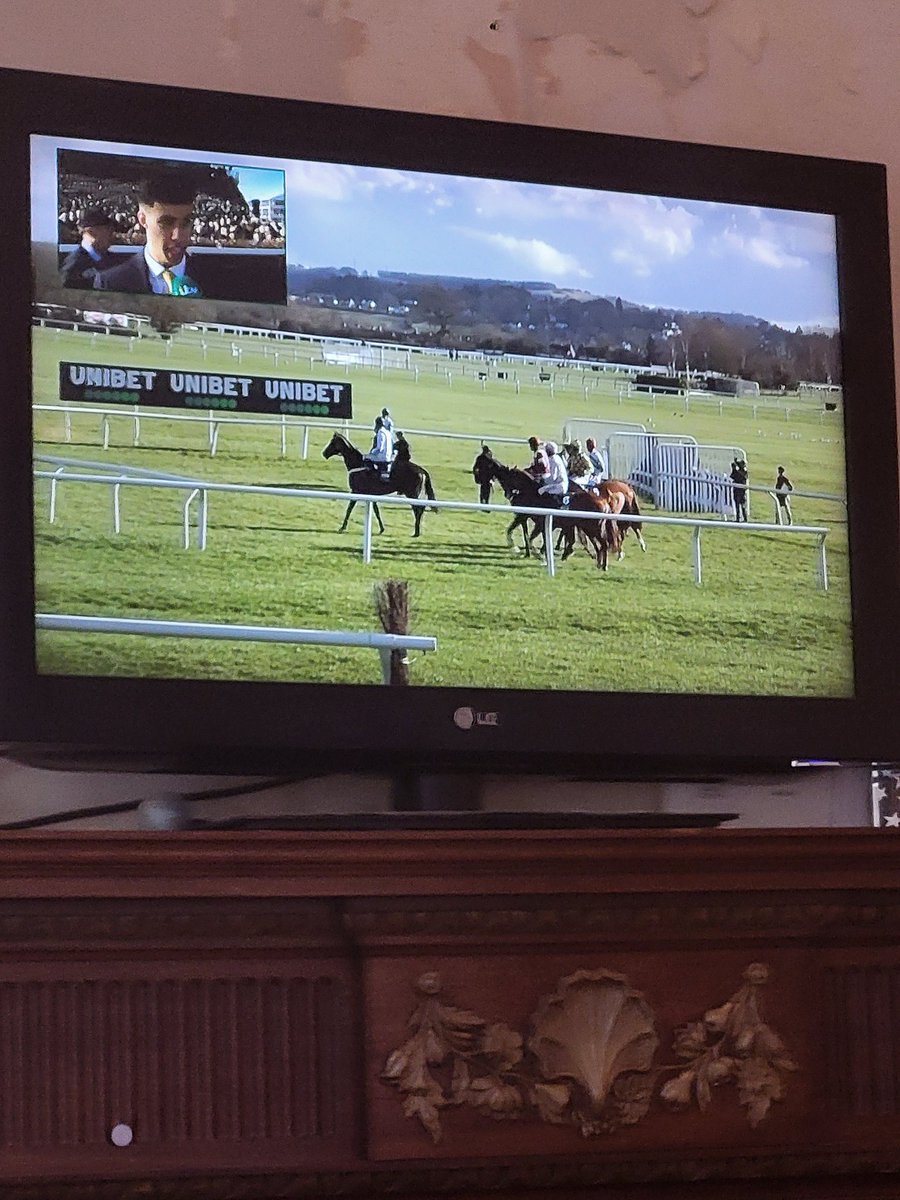 danirey87's tweet photo. #ITVRacing #SocialStable #CheltenhamFestival watching in the comfort of my home in Northumberland while it's snowing outside. Stark contrast to the weather your having https://t.co/LYg5xzR2Fi