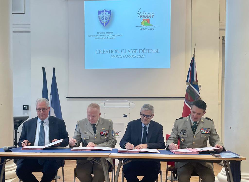 MCO_Terre's tweet photo. La #SIMMT en est convaincue : la jeunesse d’aujourd’hui représente nos compétences de demain. 
Elle accueille ainsi apprenti(e)s et stagiaires. 
Nouvelle illustration 📸 ce 14 mars : la SIMMT signe une convention classe de défense avec le @LyceeJulesFerry de Versailles. https://t.co/hdxyXuWJkk