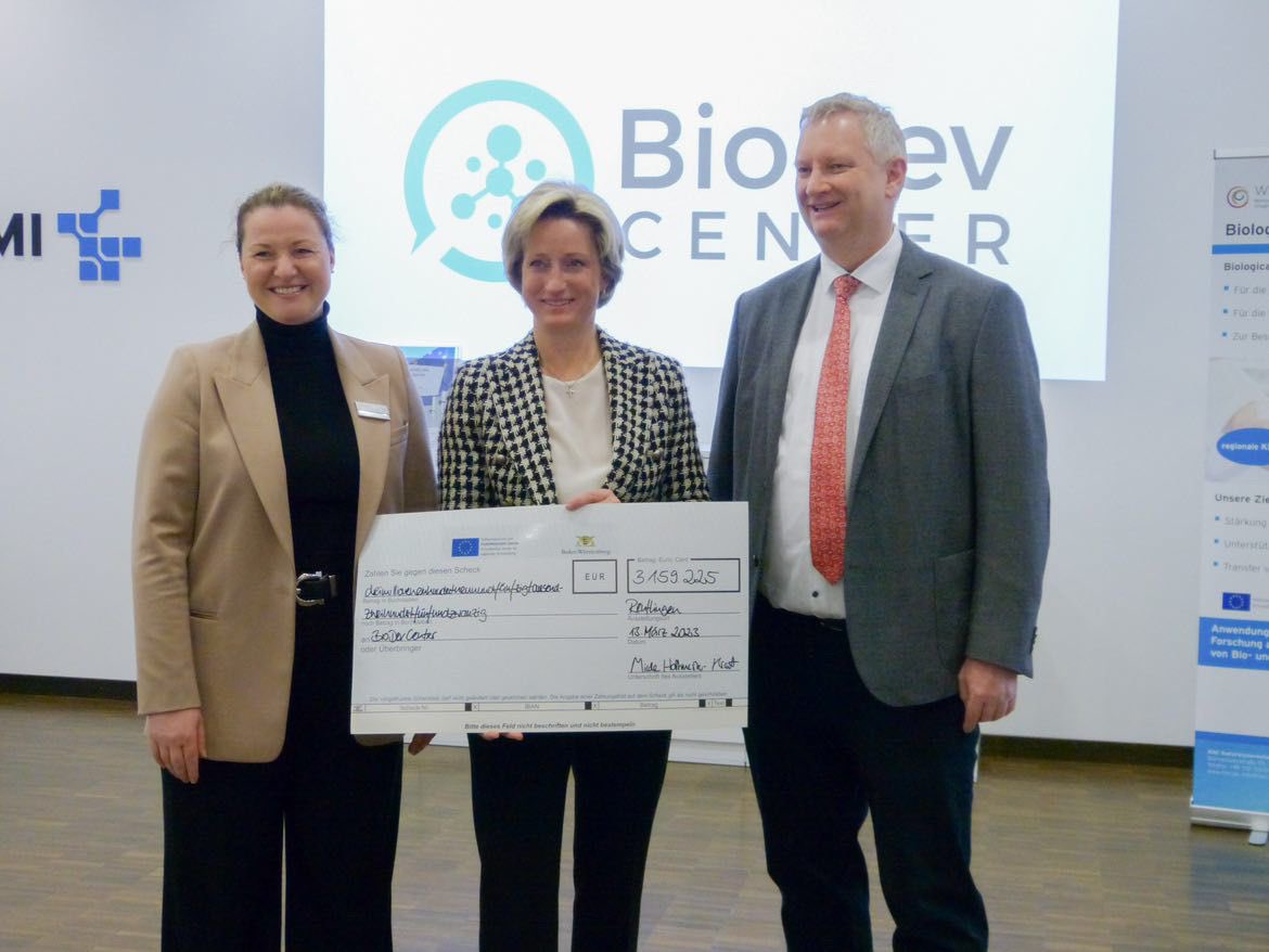 WSIC_Tuebingen's tweet photo. This Monday the minister of economy Dr. Hoffmeister-Kraut handed over the funding decision of 3.2 mil EUR to the @NMI_DE Natural and Medical Sciences Institute in Reutlingen and @WSIC_Tuebingen for the Biologicals Development Center Reutlingen/Tübingen - Research Campus! #BioDev https://t.co/MHfuy6EWHJ