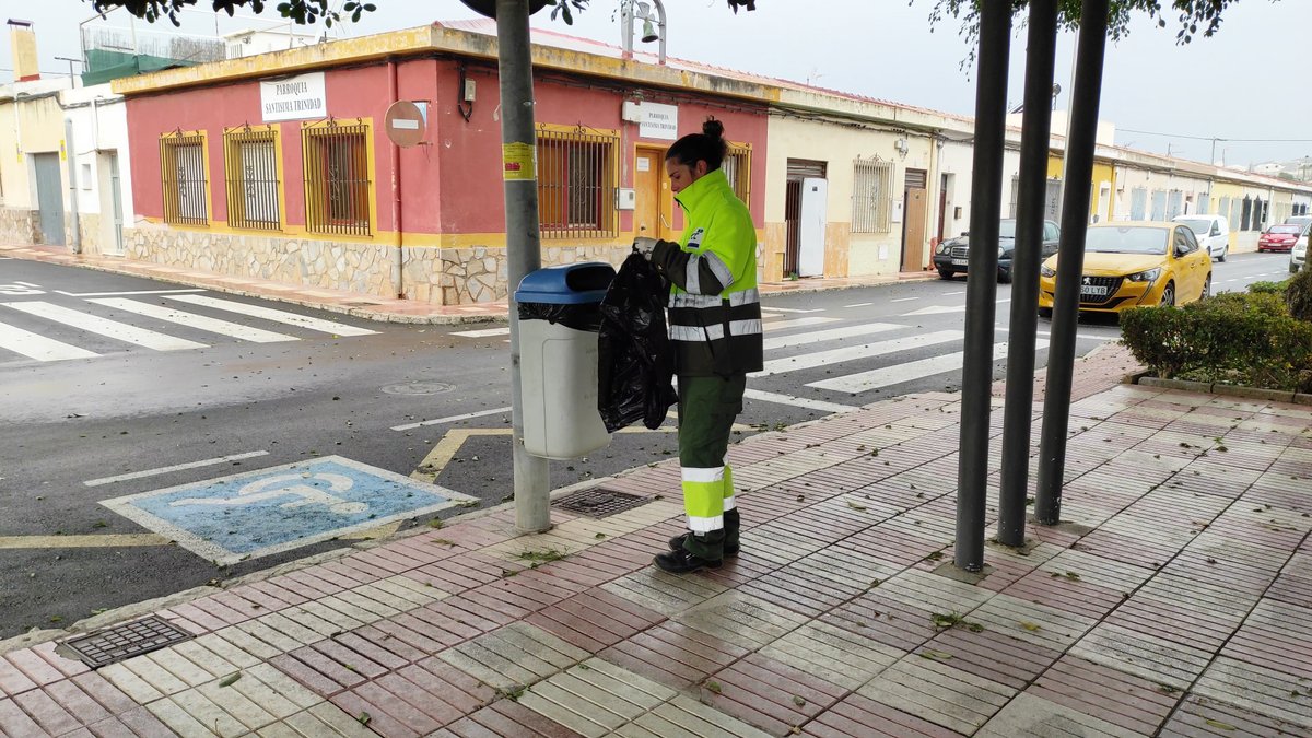 ✔ <a href="/FCC_MA/">FCC Medio Ambiente</a> continúa las tareas de limpieza y mantenimiento en Parques Infantiles y zonas de juego. 🛝