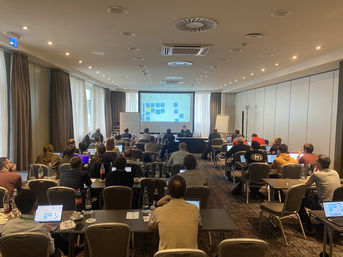 Volles Haus bei <a href="/ewolff/">Eberhard Wolff</a>. 💪
Es geht um Best Practices in der Softwarearchitektur und warum starre Regeln sogar manchmal schädlich sein können. #SoftwareArchitectureSummit